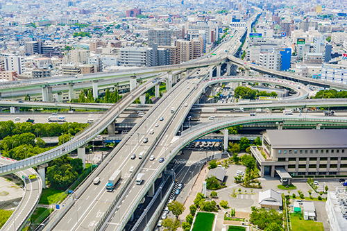 高速道路に関する電気工事を行います。